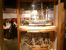 店内の帆船模型